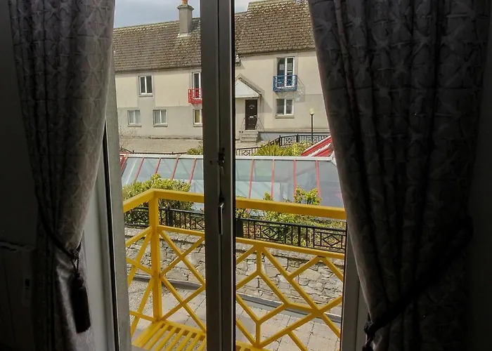 Latin Quarter Rest גלוואיי